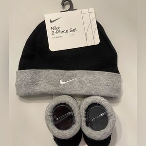 Nike 2 piece hat and bootie set. Black/gray NWT.